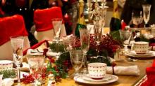 Decorazione e addobbo della tavola per il matrimonio con candele, piatti e fiori